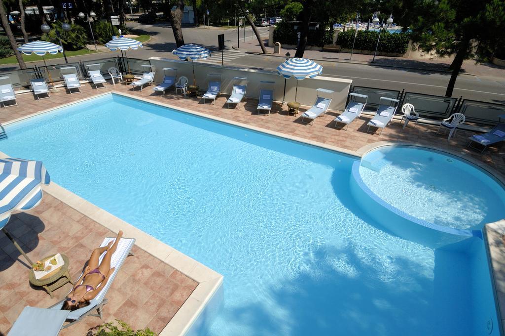 Hotel Imperiale Милано Мартима Екстериор снимка