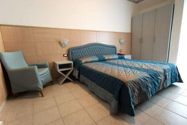 Hotel Imperiale Милано Мартима Екстериор снимка